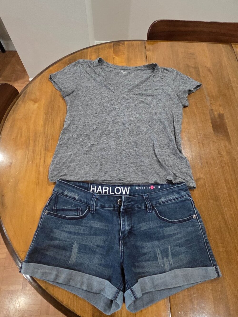 Madewell Gray Tee & Harlow Sophia Distressed Denim Shorts Outfit